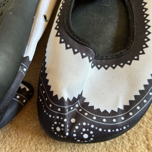 Hot Chocolate design shoes Mary Jane style soft moccasin feel. Sz 7 (37). B&W. - Picture 3 of 6